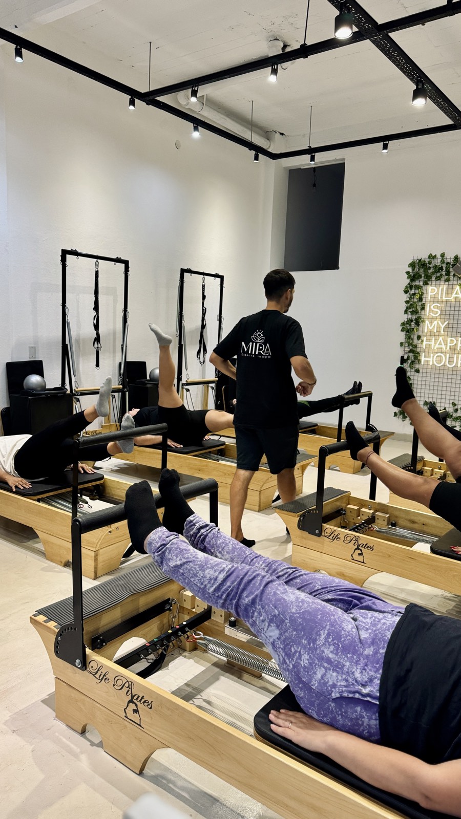 Clase grupal de Pilates Reformer en MIRA